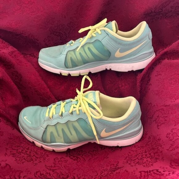 Nike Women’s Cross Training Shoes - Picture 1 of 5